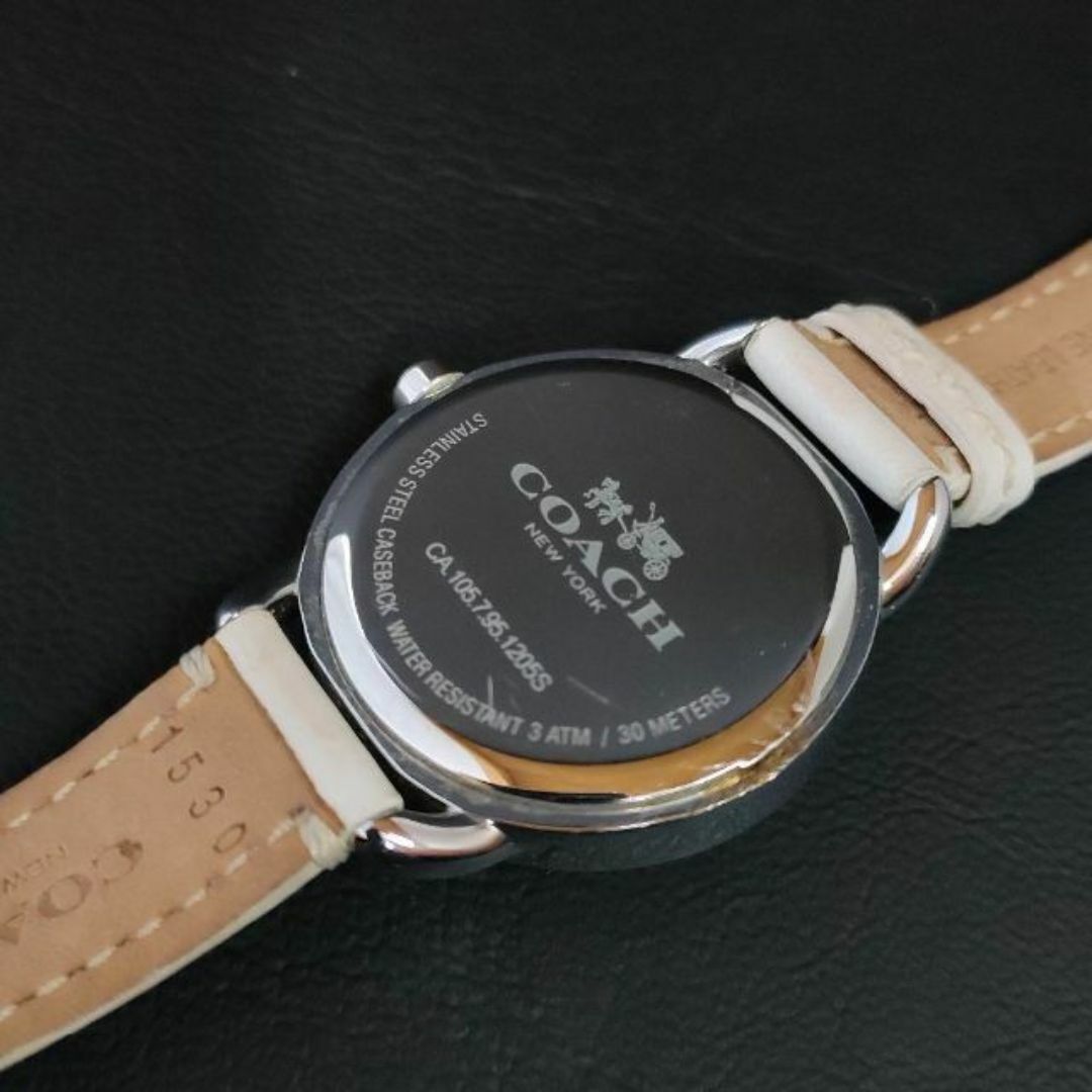 COACH(コーチ)の【美品】COACH　コーチ　ホワイト　ラインストーン　レザー　レディース時計 レディースのファッション小物(腕時計)の商品写真