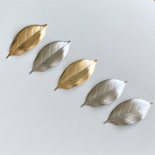 HUTLERY 椿 葉っぱの箸置き シルバー3枚 ゴールド2枚(テーブル用品)