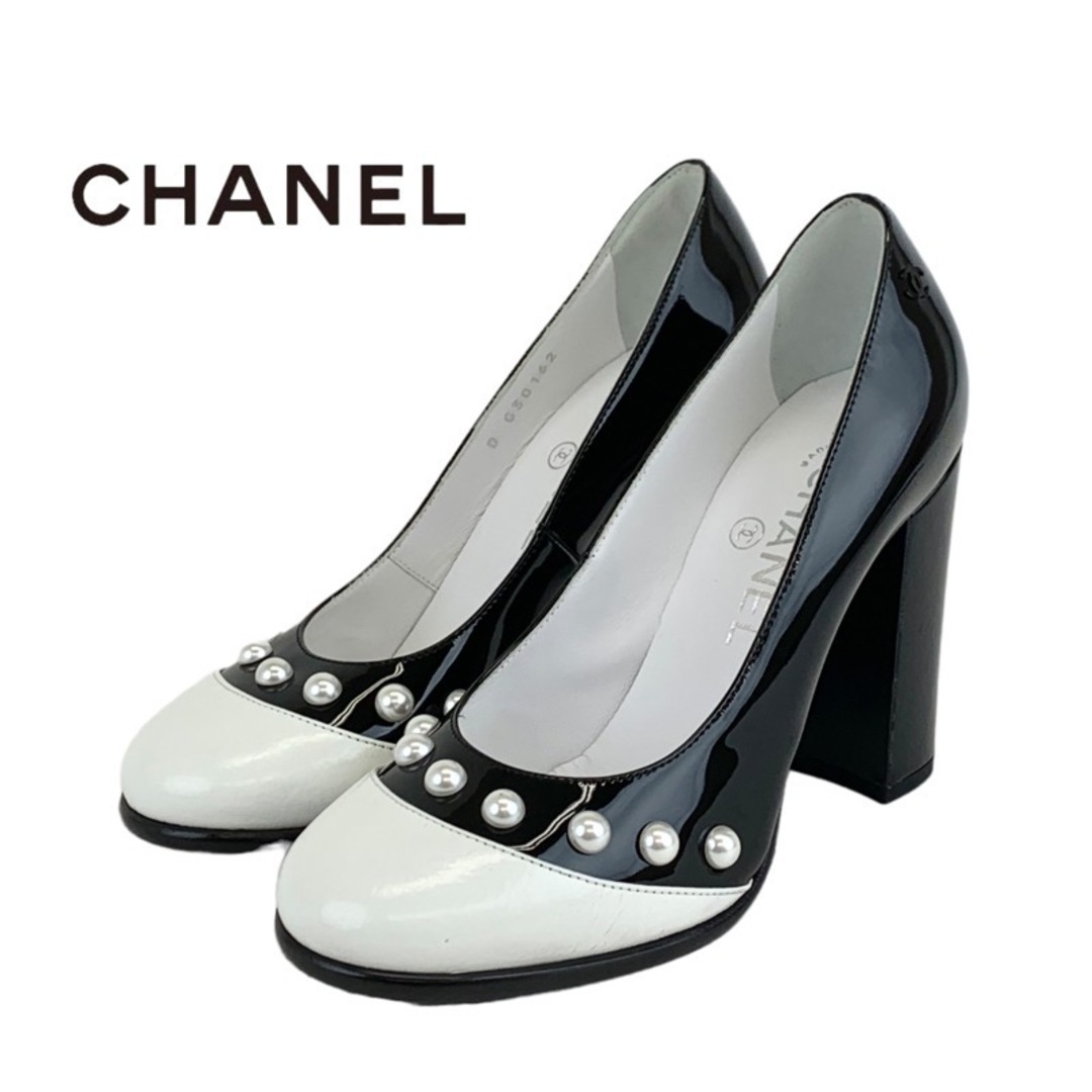 CHANEL(シャネル)のシャネル CHANEL パンプス 靴 シューズ パテント レザー ブラック ホワイト ココマーク パール モノトーン バイカラー レディースの靴/シューズ(ハイヒール/パンプス)の商品写真