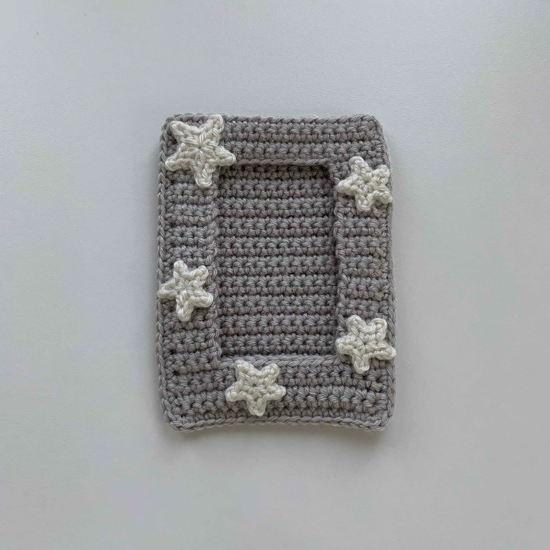 トレカケース グレー×ホワイト 星 スター 編み物 ハンドメイドの生活雑貨(雑貨)の商品写真