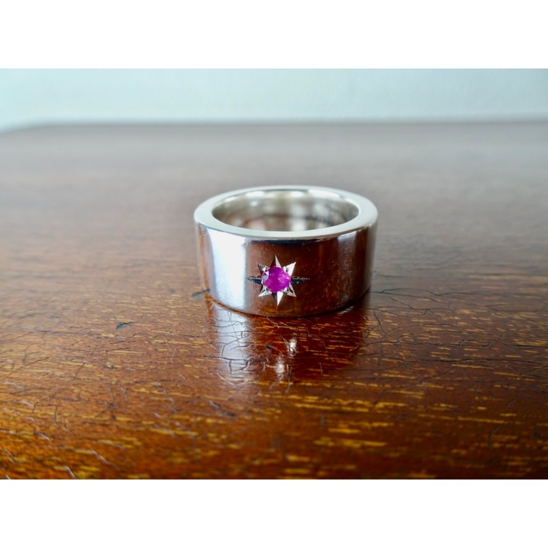 仁尾彫金『一つ星3mmルビー、幅1cm、プラチナ平打リング』ハンドメイド270