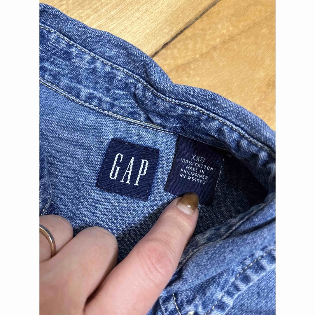 GAP(ギャップ)のデニムシャツ　ギャップ キッズ/ベビー/マタニティのキッズ服男の子用(90cm~)(ブラウス)の商品写真