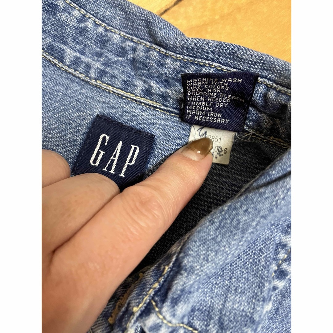 GAP(ギャップ)のデニムシャツ　ギャップ キッズ/ベビー/マタニティのキッズ服男の子用(90cm~)(ブラウス)の商品写真