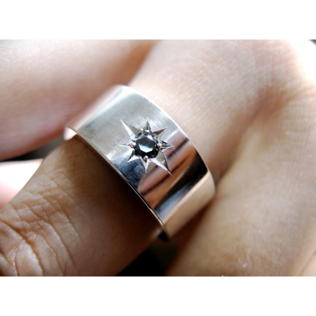 仁尾彫金『一つ星ブラックダイヤ、プラチナ平打リング』ハンドメイド74 レディースのアクセサリー(リング(指輪))の商品写真