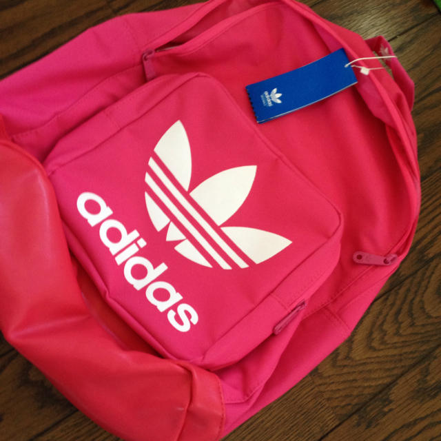adidas(アディダス)のadidasリュック ピンク レディースのバッグ(リュック/バックパック)の商品写真
