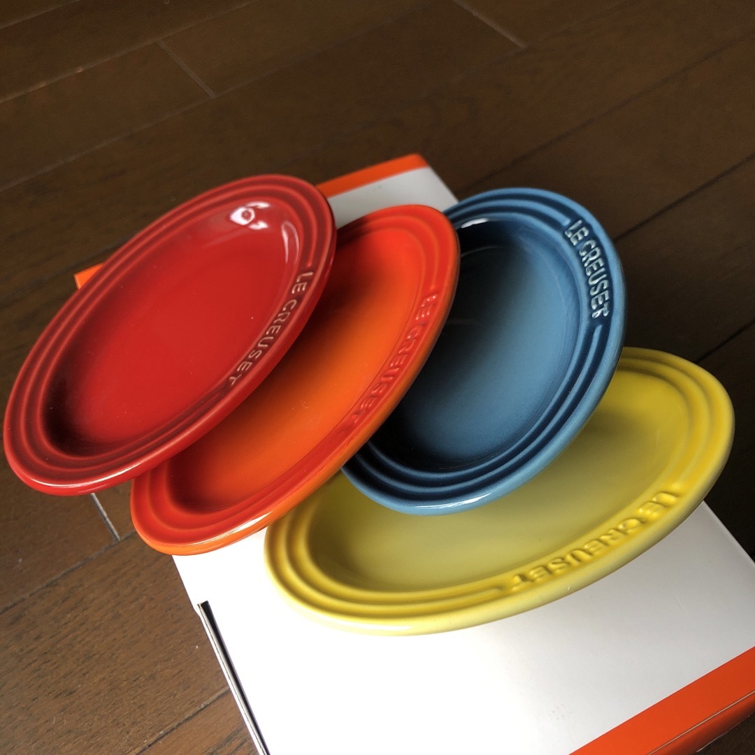 LE CREUSET(ルクルーゼ)のル・クルーゼ　ミニ・オーバルプレート(レインボー)　4枚【新品/未使用】 インテリア/住まい/日用品のキッチン/食器(食器)の商品写真