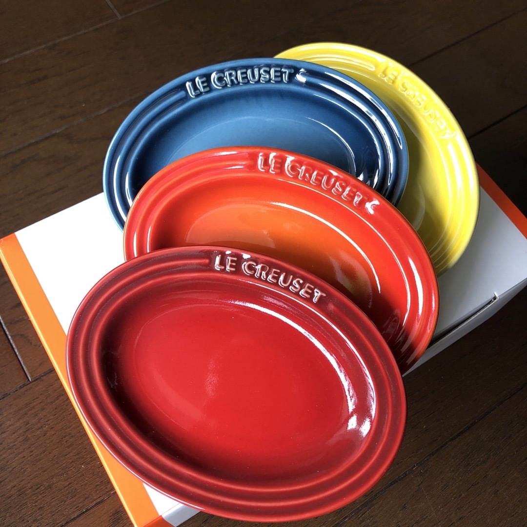 LE CREUSET(ルクルーゼ)のル・クルーゼ　ミニ・オーバルプレート(レインボー)　4枚【新品/未使用】 インテリア/住まい/日用品のキッチン/食器(食器)の商品写真