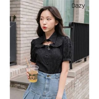 シーイン(SHEIN)のSHEIN  DAZY パフスリーブフロントカットアウト ブラウス　ブラック　M(シャツ/ブラウス(半袖/袖なし))