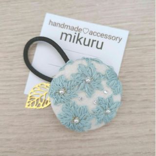 No.1189 ぷっくり お花刺繍レース ベビーブルー くるみボタンヘアゴム(ヘアアクセサリー)