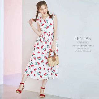 トッコクローゼット(TOCCO closet)のジューシーに夏の日差しに映えるチェリープリントノースリーブワンピース(ロングワンピース/マキシワンピース)