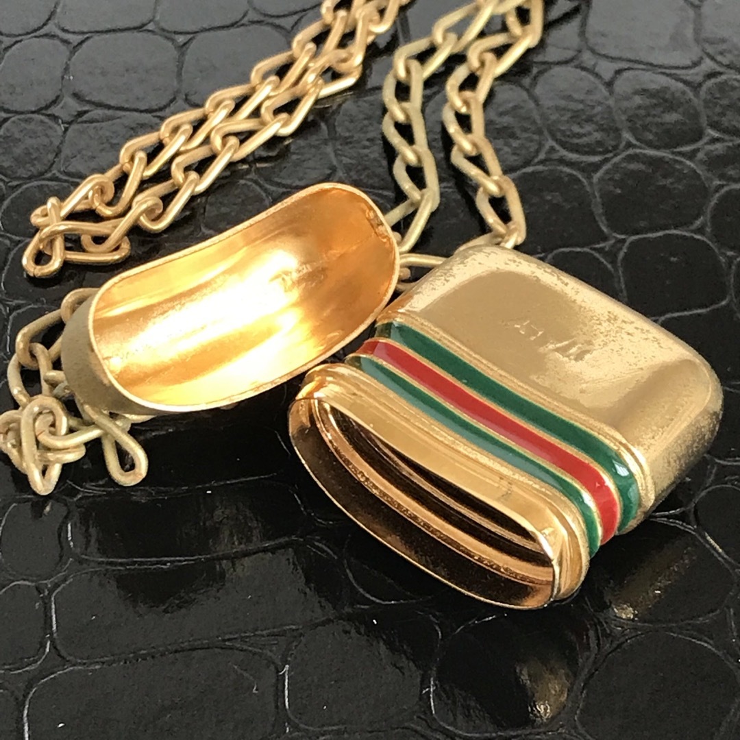 Gucci(グッチ)のグッチ ヴィンテージ オールド シェリーライン　ロゴ ピルケース ネックレス レディースのアクセサリー(ネックレス)の商品写真