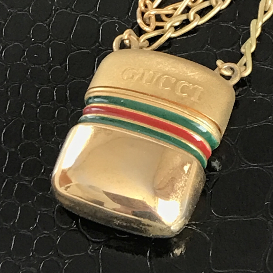 Gucci(グッチ)のグッチ ヴィンテージ オールド シェリーライン　ロゴ ピルケース ネックレス レディースのアクセサリー(ネックレス)の商品写真