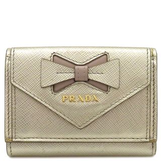 プラダ(PRADA)のプラダ PRADA 三つ折り財布 リボン付 三つ折り財布 サフィアーノレザー ゴールド×ピンク ゴールド金具 金   1MH021 【中古】(財布)