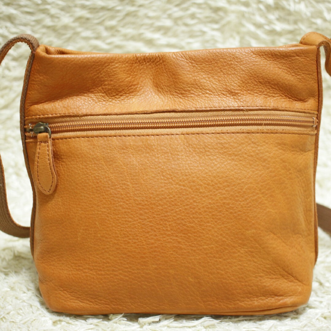 Dakota(ダコタ)のDakota Shoulder Bag Embossed Camel レディースのバッグ(ショルダーバッグ)の商品写真