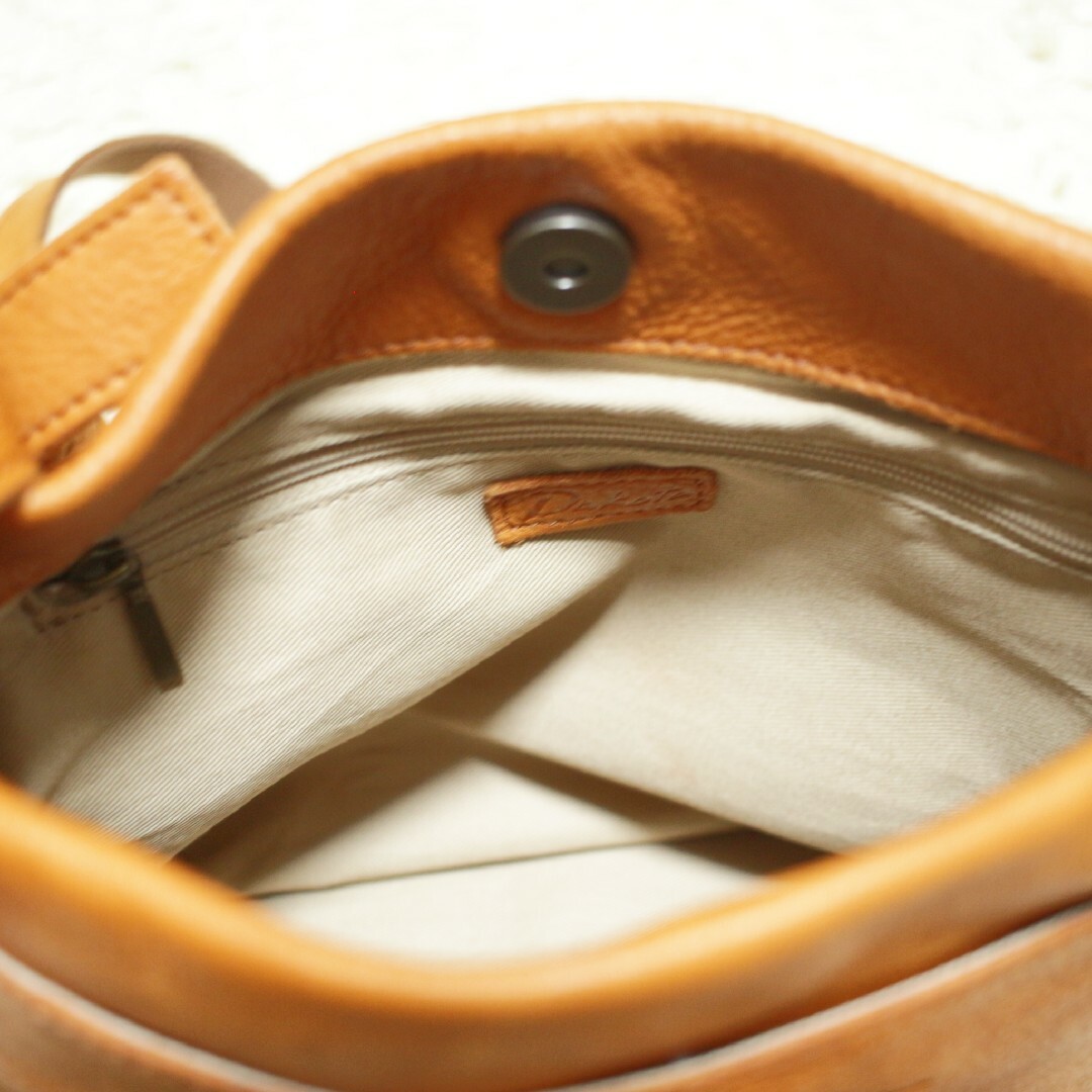 Dakota(ダコタ)のDakota Shoulder Bag Embossed Camel レディースのバッグ(ショルダーバッグ)の商品写真