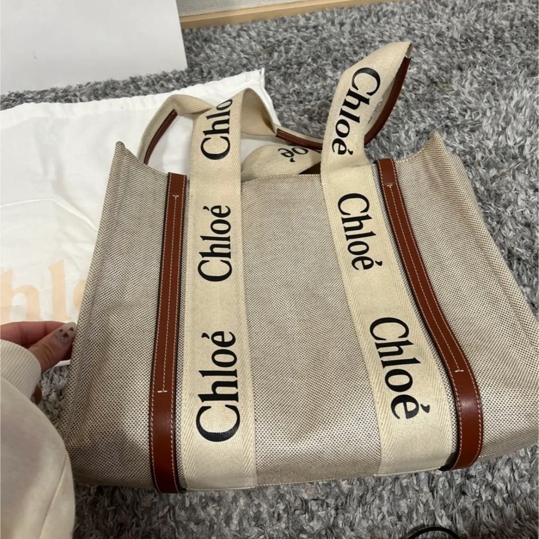 Chloe(クロエ)のChloe WOODY ミディアムトートバッグ White Brown クロエ レディースのバッグ(トートバッグ)の商品写真