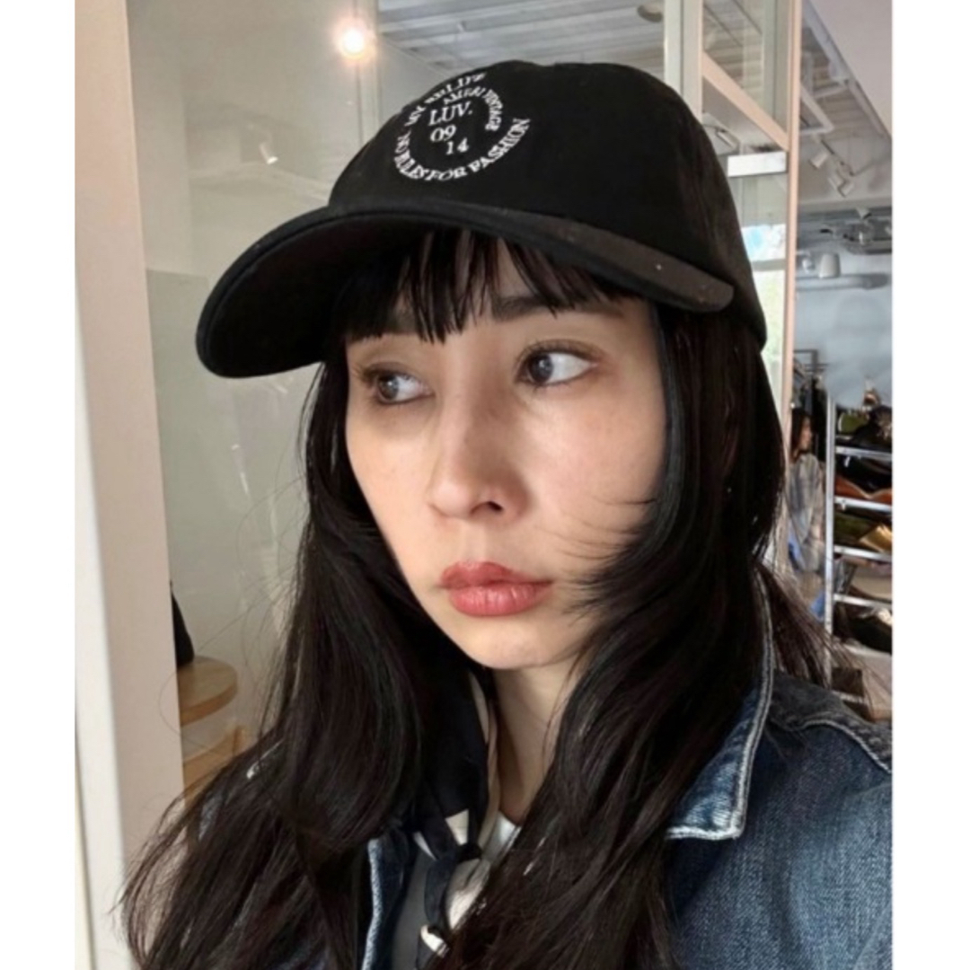 Ameri VINTAGE(アメリヴィンテージ)のameri アメリEMBLEM EMBROIDERY CAP レディースの帽子(キャップ)の商品写真