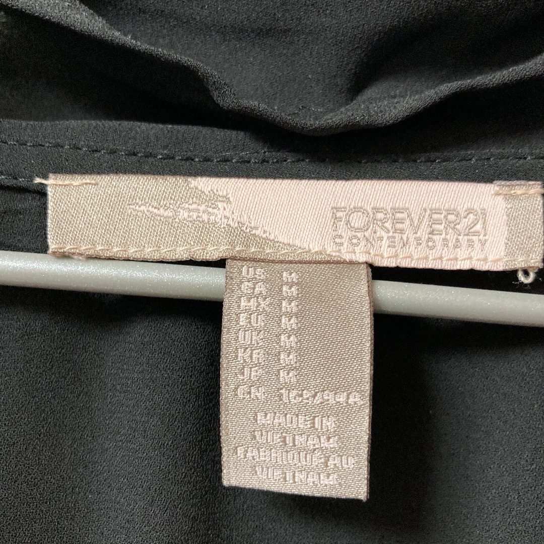 FOREVER 21(フォーエバートゥエンティーワン)の【新品 未使用】 Forever21 シンプル ブラック ワンピース レディースのワンピース(ミニワンピース)の商品写真