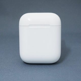 アップル(Apple)のApple AirPods with Charging Case エアーポッズ 充電ケースのみ 第二世代 USED美品 ワイヤレスイヤホン MV7N2J/A 完動品 V9002 (ヘッドフォン/イヤフォン)