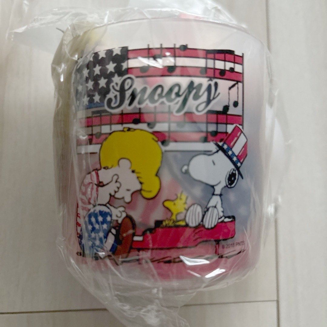 SNOOPY(スヌーピー)の新品未開封　プラスチックコップ　コップ袋 エンタメ/ホビーのおもちゃ/ぬいぐるみ(キャラクターグッズ)の商品写真