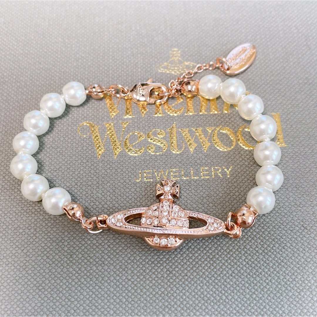 Vivienne Westwood(ヴィヴィアンウエストウッド)のヴィヴィアン バスレリーフ パール ブレスレット レディースのアクセサリー(ブレスレット/バングル)の商品写真