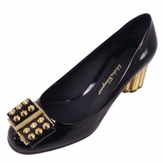 サルヴァトーレフェラガモ(Salvatore Ferragamo)の美品 サルヴァトーレ フェラガモ Salvatore Ferragamo パンプス ヴァラ スタッズ エナメルレザー ヒール シューズ 靴 レディース 6D(23.5cm相当) ブラック(ハイヒール/パンプス)