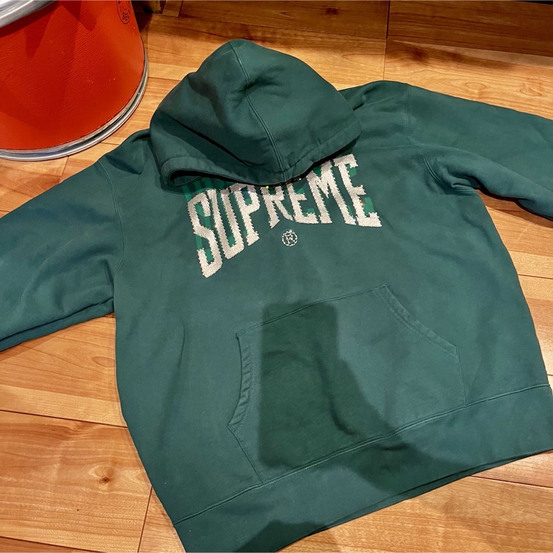 Supreme(シュプリーム)のsupreme ラインストーン　ロゴ　プルパーカー　スウェット　グリーン メンズのトップス(パーカー)の商品写真