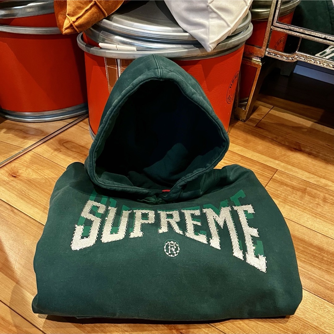 Supreme(シュプリーム)のsupreme ラインストーン　ロゴ　プルパーカー　スウェット　グリーン メンズのトップス(パーカー)の商品写真