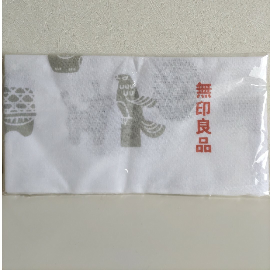 MUJI (無印良品)(ムジルシリョウヒン)の日本製 無印良品 手ぬぐい 未開封ですが袋にわずかな破れあり。袋しわ多数あり。 インテリア/住まい/日用品の日用品/生活雑貨/旅行(タオル/バス用品)の商品写真