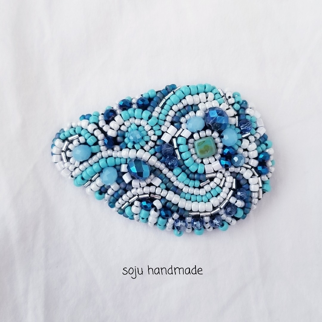 波の雫ブローチ　ビーズ刺繍　ブローチ ハンドメイドのアクセサリー(コサージュ/ブローチ)の商品写真