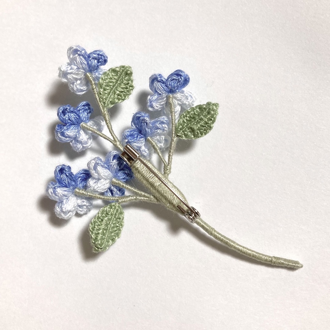 ネモフィラブルーのお花のブローチ ハンドメイドのアクセサリー(コサージュ/ブローチ)の商品写真