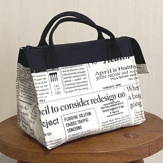 保冷ランチバッグ　新聞×ホワイト　お弁当袋　保冷バッグ　ハンドメイド150(キッチン小物)