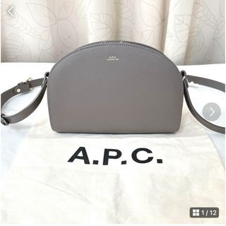 ★極美品★A.P.Cアーペーセー ハーフムーンショルダーバッグ エンボス グレー