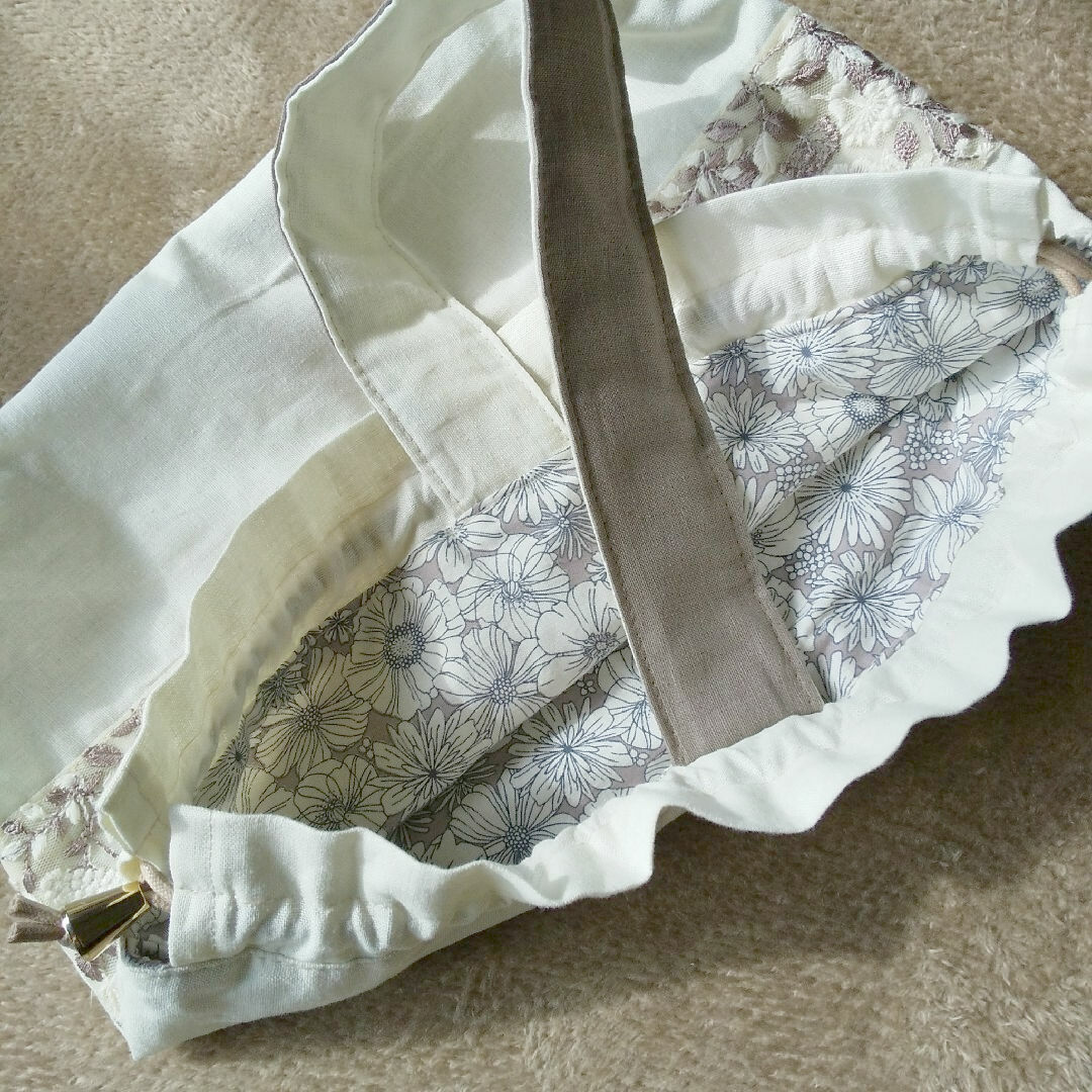 リネンとインド刺繍リボンの巾着ワンハンドルバッグ ハンドメイドのファッション小物(バッグ)の商品写真