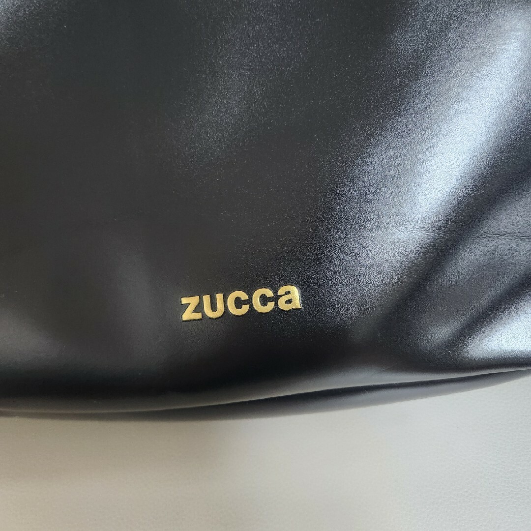 ZUCCa(ズッカ)のzucca レザー調 2WAY バッグ ブラック ゴールド ロゴ☆ 中古 良品 レディースのバッグ(ショルダーバッグ)の商品写真