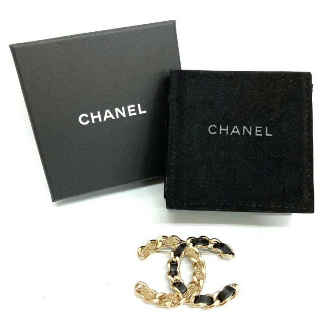 CHANEL(シャネル)の★CHANEL シャネル ココマーク ブローチ レザー ゴールド×ブラック レディースのファッション小物(その他)の商品写真