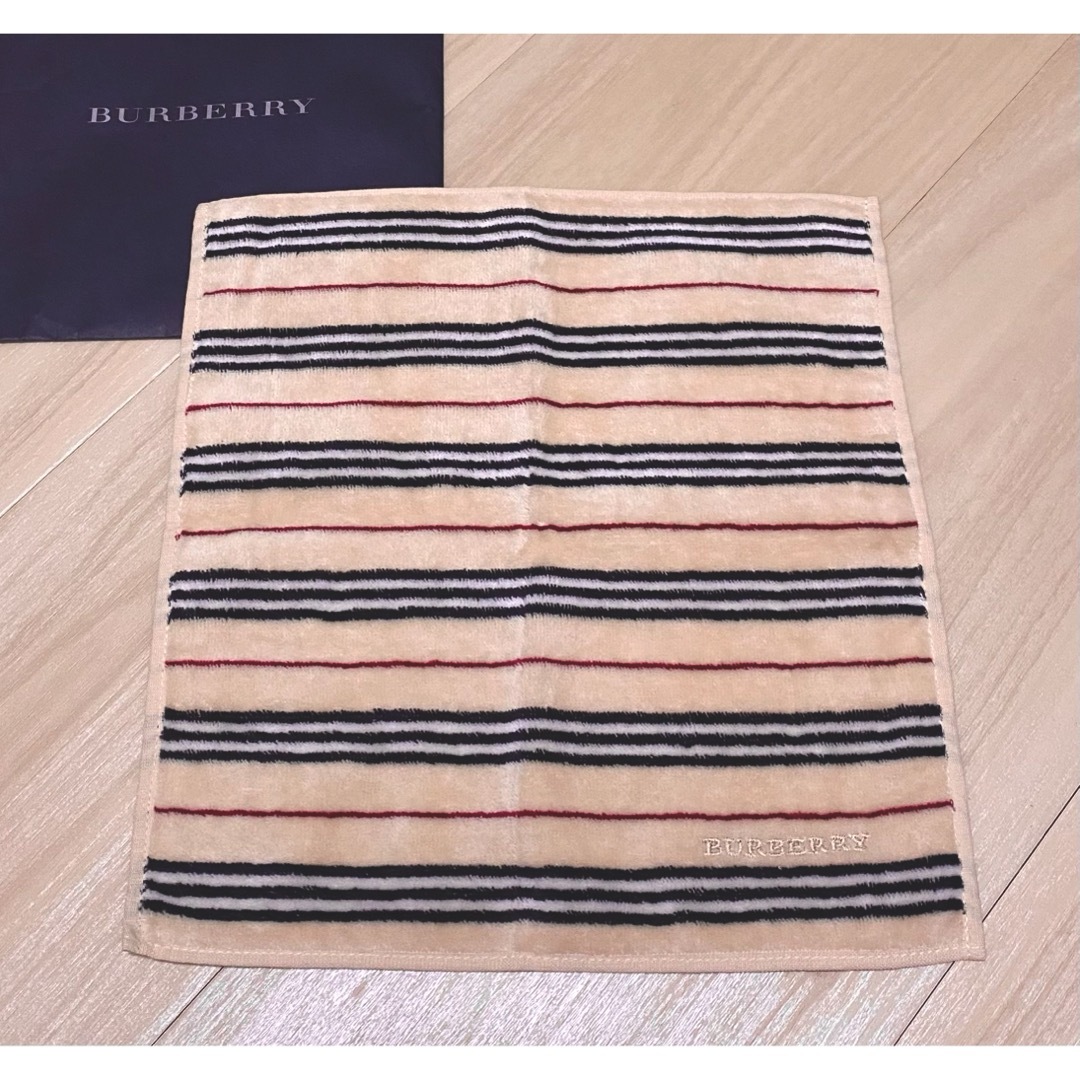 BURBERRY(バーバリー)の新品シール付き✿Burberryバーバリー✿タオルハンカチ　ボーダー　ベージュ レディースのファッション小物(ハンカチ)の商品写真