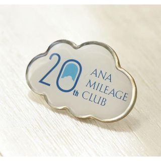 エーエヌエー(ゼンニッポンクウユ)(ANA(全日本空輸))の美品　非売品　ANA マイレージクラブ 20周年記念 ピンバッジ(バッジ/ピンバッジ)