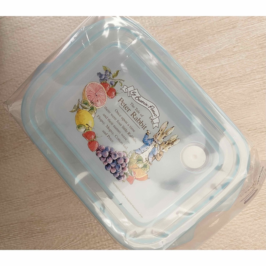 PETER RABBIT（TM）(ピーターラビット)のピーターラビット　フードコンテナ　タッパー　お弁当　2個セット　ランチボックス インテリア/住まい/日用品のキッチン/食器(弁当用品)の商品写真