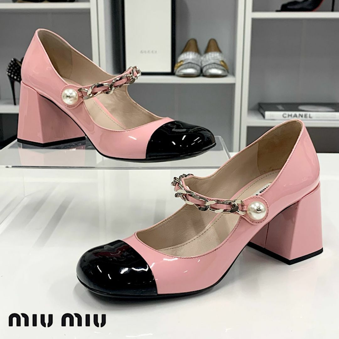 miumiu(ミュウミュウ)の9495 ミュウミュウ パテント チェーン パール ストラップ パンプス ピンク レディースの靴/シューズ(ハイヒール/パンプス)の商品写真