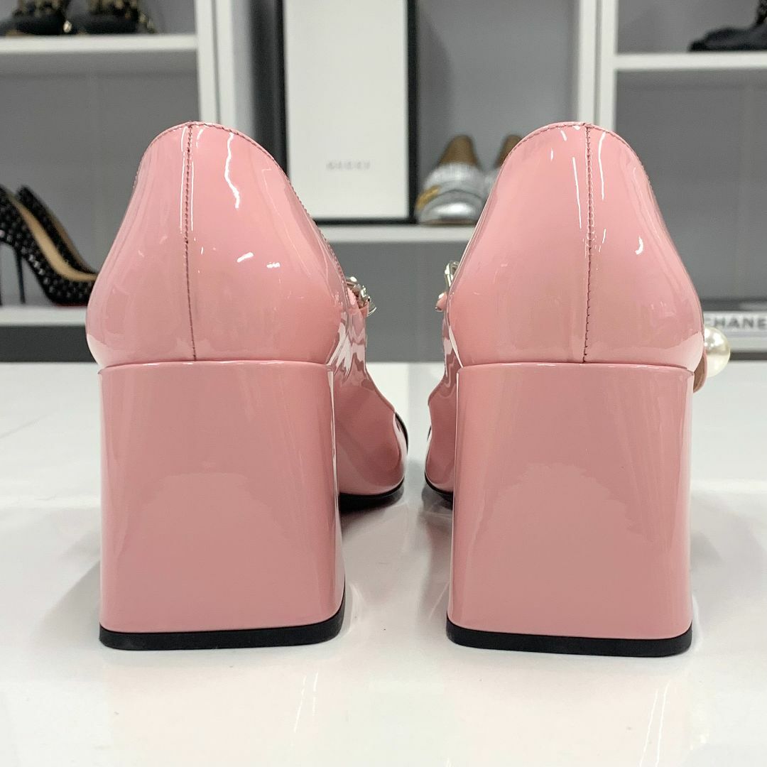 miumiu(ミュウミュウ)の9495 ミュウミュウ パテント チェーン パール ストラップ パンプス ピンク レディースの靴/シューズ(ハイヒール/パンプス)の商品写真