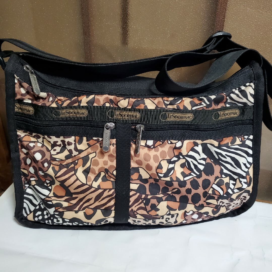 LeSportsac(レスポートサック)のLeSportsac ショルダーバッグ、動物柄黒 レディースのバッグ(ショルダーバッグ)の商品写真