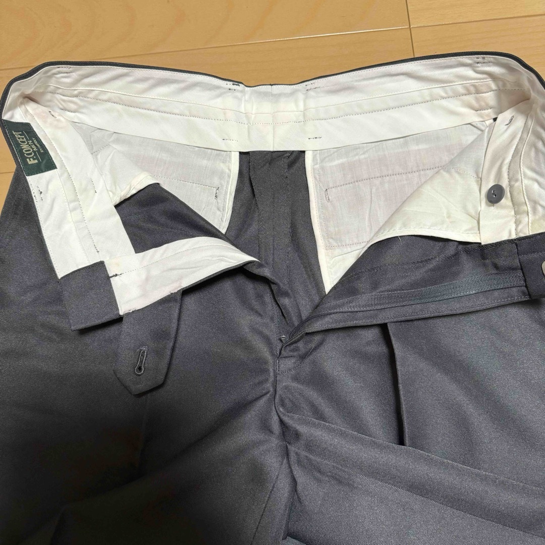 未使用品 ダークグレー ツータック スラックス パンツ ウエスト79 メンズのパンツ(スラックス)の商品写真