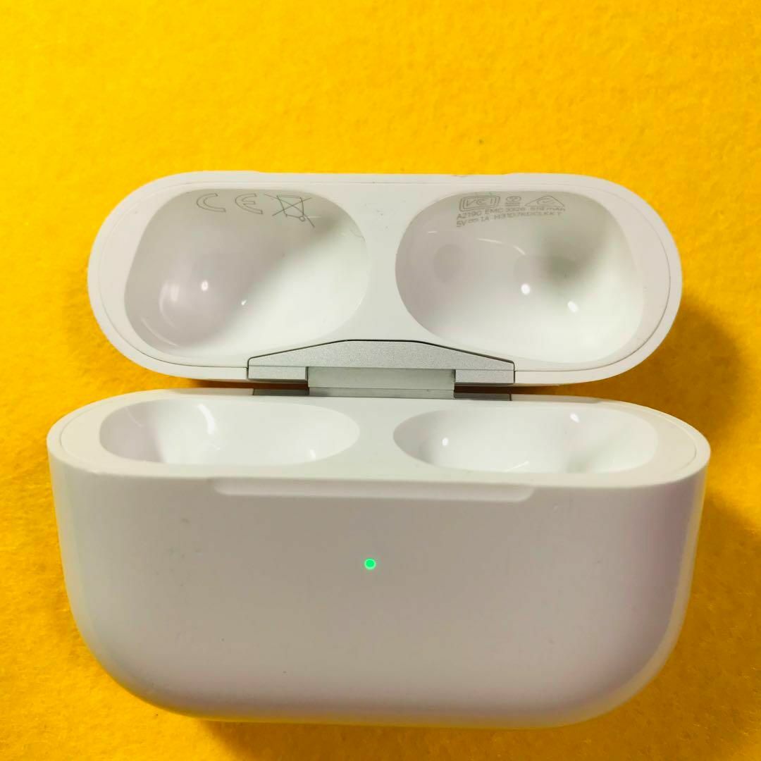 Apple(アップル)のAirPods Pro 充電ケース　本体　第一世代　エアーポッツプロ　A2190 スマホ/家電/カメラのオーディオ機器(ヘッドフォン/イヤフォン)の商品写真