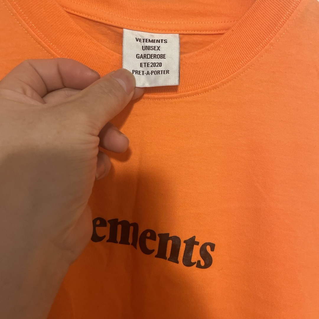 VETEMENTS(ヴェトモン)のVETEMENTS ロゴT Mサイズ メンズのトップス(Tシャツ/カットソー(半袖/袖なし))の商品写真