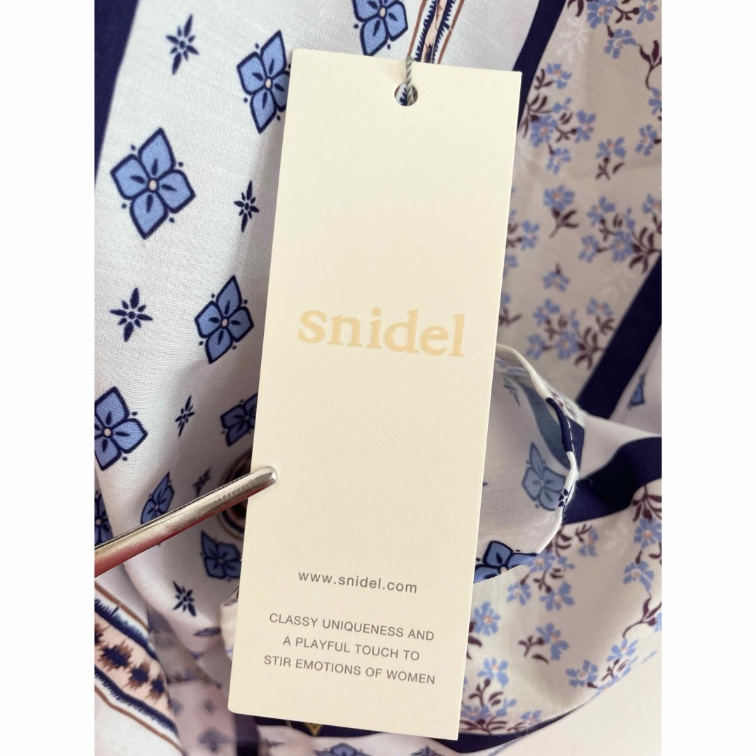 SNIDEL(スナイデル)の【新品】Snidel スナイデル ブラウス カットソー  シャツ 花柄 ブルー レディースのトップス(シャツ/ブラウス(長袖/七分))の商品写真