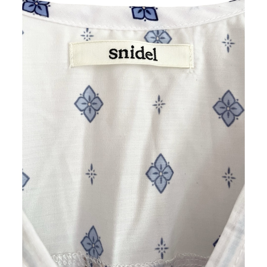 SNIDEL(スナイデル)の【新品】Snidel スナイデル ブラウス カットソー  シャツ 花柄 ブルー レディースのトップス(シャツ/ブラウス(長袖/七分))の商品写真