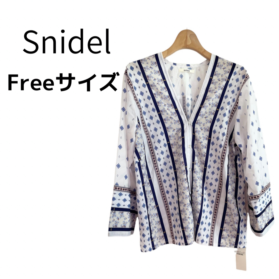 SNIDEL(スナイデル)の【新品】Snidel スナイデル ブラウス カットソー  シャツ 花柄 ブルー レディースのトップス(シャツ/ブラウス(長袖/七分))の商品写真