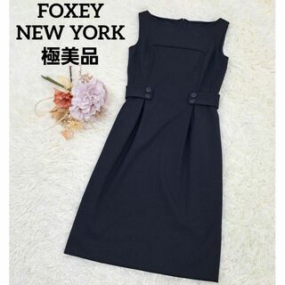 フォクシーニューヨーク(FOXEY NEW YORK)の【極美品】フォクシーニューヨーク ワンピース ノースリーブ ロゴ入りボタン 38(ひざ丈ワンピース)