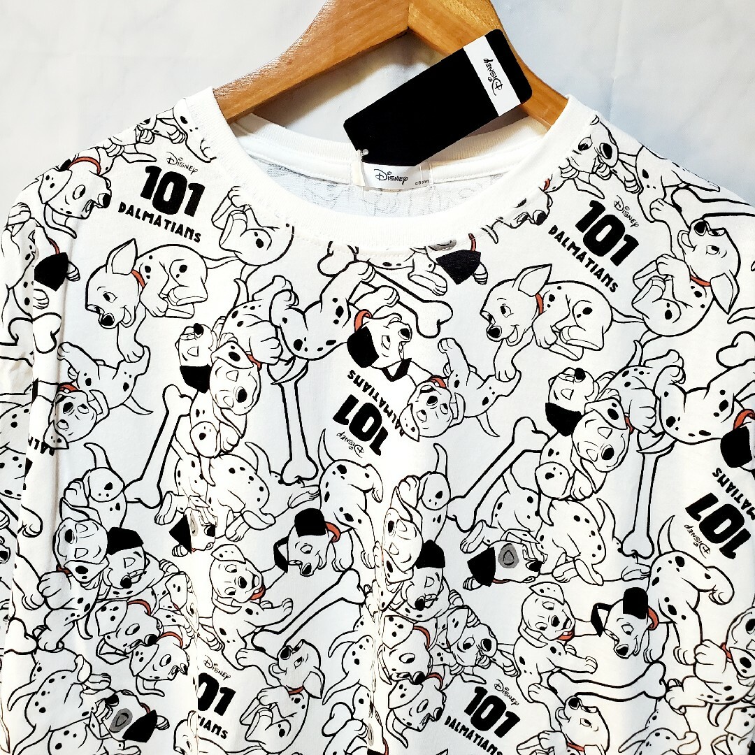 Disney(ディズニー)の新品 101匹わんちゃん Tシャツ ディズニー 半袖 総柄 ダルメシアン 白 レディースのトップス(Tシャツ(半袖/袖なし))の商品写真